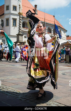 Inspiraciones Costarricenses aus San José, Costa Rica, Auftritt beim 28. Folkart International CIOFF Folklore Festival, Sub Folklorefestival von Festival Lent, eines der größten Outdoor-Festivals in Europa. Folkart, Festival Lent, Maribor, Slowenien, 2016. Stockfoto