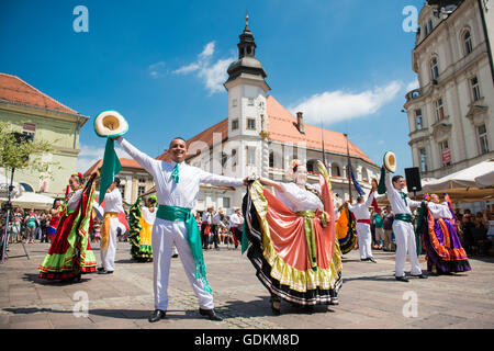 Inspiraciones Costarricenses aus San José, Costa Rica, Auftritt beim 28. Folkart International CIOFF Folklore Festival, Sub Folklorefestival von Festival Lent, eines der größten Outdoor-Festivals in Europa. Folkart, Festival Lent, Maribor, Slowenien, 2016. Stockfoto