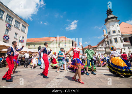 Inspiraciones Costarricenses aus San José, Costa Rica, Auftritt beim 28. Folkart International CIOFF Folklore Festival, Sub Folklorefestival von Festival Lent, eines der größten Outdoor-Festivals in Europa. Folkart, Festival Lent, Maribor, Slowenien, 2016. Stockfoto