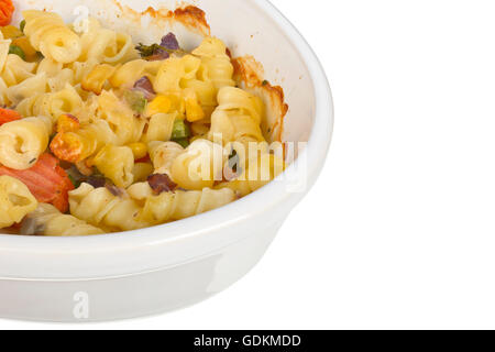 Pasta mit Käse Gratain in eine ovale Schale isoliert auf weißem Hintergrund. Stockfoto