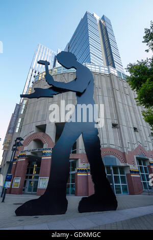 Kunstwerk "Hämmern Man" von Jonathan Borofsky, steht außerhalb das Seattle Art Museum Stockfoto