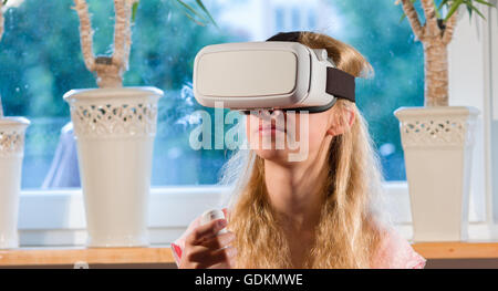 Junge Mädchen, die Spaß mit VR Kopfhörer Stockfoto