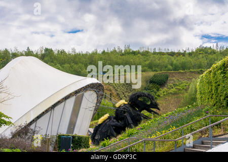 Riesige Biene Skulptur bei Eden Project in Cornwall Stockfoto