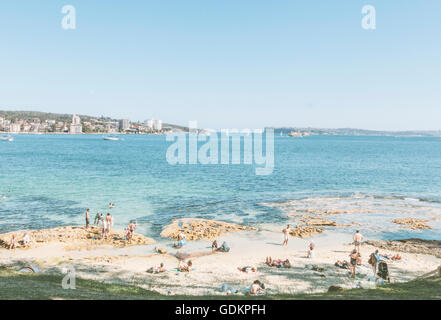 Männlich, Menschen Sydney, New South Wales, Australien - 11. November 2013 Entspannung am Strand. Stockfoto