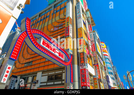 Zeichen markieren den Eingang zu den wichtigsten Gasse in Kabuki-Cho, Shinjuku, Tokio, Japan. Stockfoto