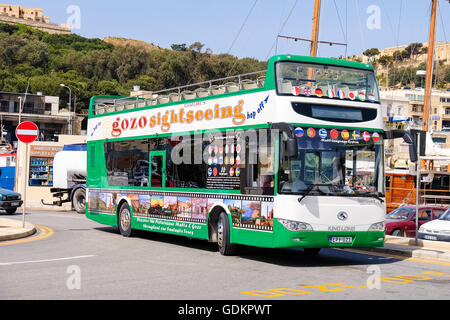 MGARR, Insel GOZO, Malta - 17. April 2015: Touristische Reisebus, Sightseeing-Bus in Mgarr Stadt, Mgarr Gozo, Malta Stockfoto