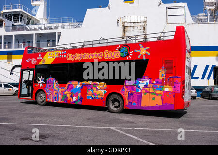 MGARR, Insel GOZO, Malta - 17. April 2015: Touristische Reisebus, Sightseeing-Bus in Mgarr Stadt, Mgarr Gozo, Malta Stockfoto