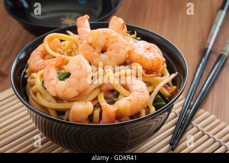 Frittierte Garnelen mit Ei Nudeln Gemüse und Sojasprossen rühren Garnelen Chow Mein oder Lo Mein Stockfoto