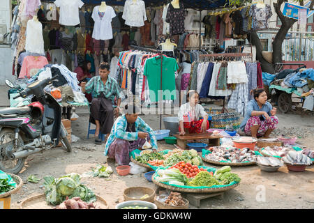 eine Straße Fegetable und Lebensmittel-Markt in der Stadt Mandalay in Myanmar in Südostasien. Stockfoto