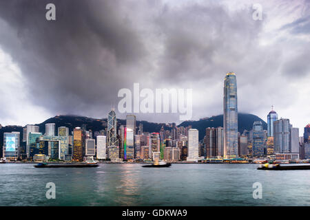 Skyline von Hong Kong, China auf Victoria Harbour. Stockfoto