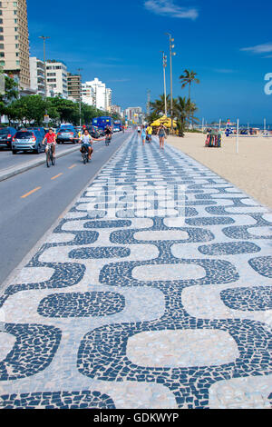 Bürgersteig in Strand von Ipanema in Rio De Janeiro Stockfoto