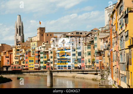 Bunte Häuser im Fluss Onyar - Girona - Spanien Stockfoto