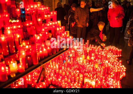 Barcelonas Kathedrale Gothi. Menschen, die im Kloster, Barcelona, Spanien, beten und Kerzen zündeten Stockfoto