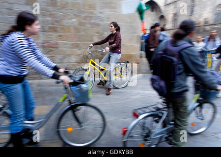 Personen mit Fahrrad in Santa Clara Straße, gotisches Viertel, Barcelona, Spanien Stockfoto