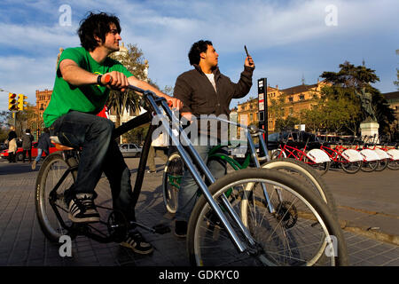 Zwei Freunde mit Fahrrad in Passeig de Lluís Companys, Barcelona, Spanien Stockfoto