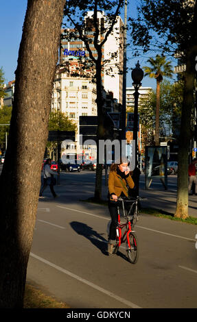 Frau Reiten Fahrrad in Diagonal Avenue, Barcelona, Spanien Stockfoto