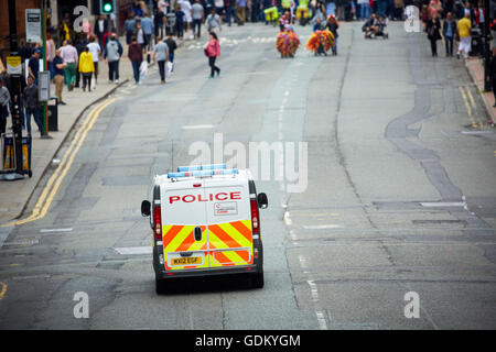 Deansgate Manchester Hauptstraße durch die Stadt Zentrum A Mannschaftswagen reagieren auf 999 Warnungen Polizist Constable PC bobby Stockfoto