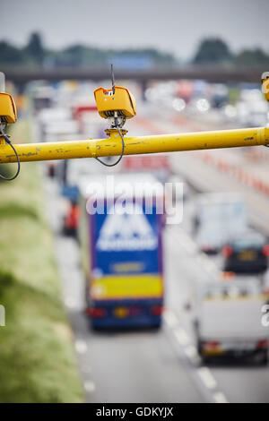 Cheshire M6 Autobahn Vektor aus der Familie der SPECS Durchschnittsgeschwindigkeit Kamerasysteme nutzen State-Of-The-Art video-System mit A Stockfoto