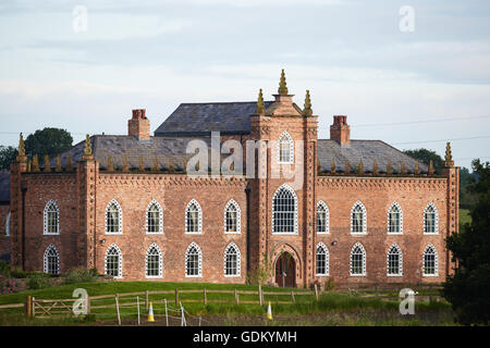 alte Halle Lane über tabley in Cheshire Mansion gotischen Fenstern Ziegel großes Haus Hall über Tabley Hall ist ein Landhaus in der Stockfoto