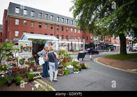 Wilmslow Handwerker Straße Markt 3. Samstag jeden Monat direkt im Herzen der Stadt neben den wichtigsten Alderley Road Blume s Stockfoto