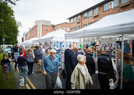 Wilmslow Handwerker Straße Markt 3. Samstag jeden Monats mitten im Herzen der Stadt neben den wichtigsten Alderley Road f Stockfoto