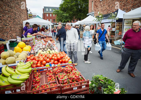 Wilmslow Handwerker Straße Markt 3. Samstag jeden Monat direkt im Herzen der Stadt neben den wichtigsten Alderley Road Obst ve Stockfoto