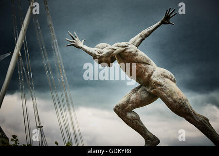 Eine Statue des Sprinters der Moment nach der Startschuss in der Nähe von City of Manchester Etihad Stadium Stockfoto