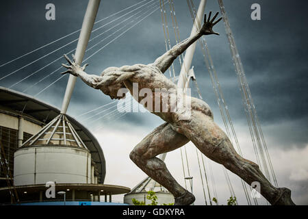 Eine Statue des Sprinters der Moment nach der Startschuss in der Nähe von City of Manchester Etihad Stadium Stockfoto