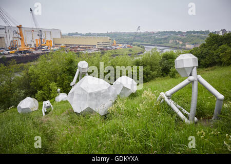 Moderner Skulptur in der Nähe von The Stadium of Light Sunderland England Installation ist 'Men of Steel' von Graeme Hopper 2001 s berechtigt. Stockfoto