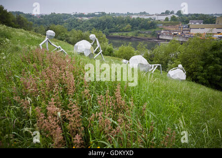 Moderner Skulptur in der Nähe von The Stadium of Light Sunderland England Installation ist 'Men of Steel' von Graeme Hopper 2001 s berechtigt. Stockfoto