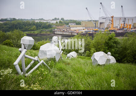 Moderner Skulptur in der Nähe von The Stadium of Light Sunderland England Installation ist 'Men of Steel' von Graeme Hopper 2001 s berechtigt. Stockfoto