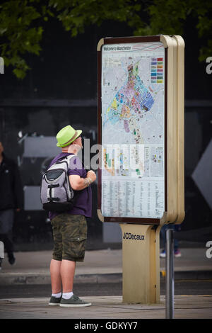 Manchester Street Karte verloren Touristen willkommen zu Manchester Straße Zeichen Karte Straße Straße Ziel verlorenen Menschen männlichen Touristen auf der Suche Stockfoto