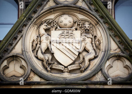 Manchester-Wappen Sandstein Carving Steinmetz arbeiten am Rathaus von Manchester äußere detail Stockfoto