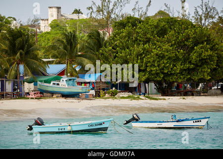 Die kleinen Antillen Barbados Pfarrkirche Sankt Michael Westindien Hauptstadt Küsten Stadt Oistins Strand Boote am Wasser Stockfoto