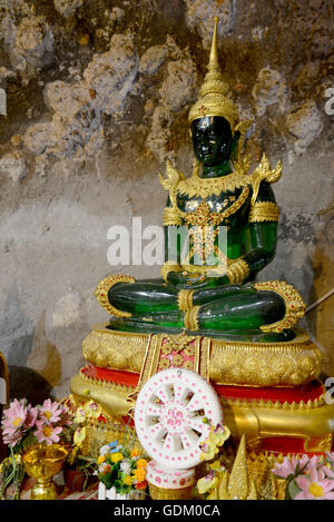 Der Tempel Wat Tham Seau außerhalb des Stadtzentrums von Krabi an der Andamanensee im Süden von Thailand. Stockfoto