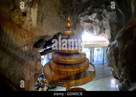 Der Tempel Wat Tham Seau außerhalb des Stadtzentrums von Krabi an der Andamanensee im Süden von Thailand. Stockfoto