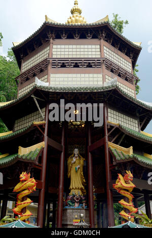 Der Tempel Wat Tham Seau außerhalb des Stadtzentrums von Krabi an der Andamanensee im Süden von Thailand. Stockfoto