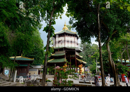 Der Tempel Wat Tham Seau außerhalb des Stadtzentrums von Krabi an der Andamanensee im Süden von Thailand. Stockfoto