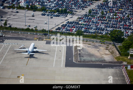 Manchester Flughafen Manchester von oben Schuss hohe Ansicht Rollfeld und Parkplatz stand Stockfoto
