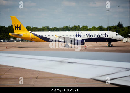 Manchester Flughafen Monarch Livery Flugzeug G-ZBAL auf dem Rollfeld geparkt stand Stockfoto