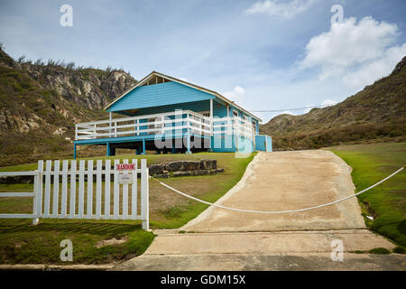 Die kleinen Antillen Barbados Pfarrkirche Sankt Michael Westindien Hauptstadt Bridgetown Barbados goldenen Sandstrand mit großen Stein ro Stockfoto