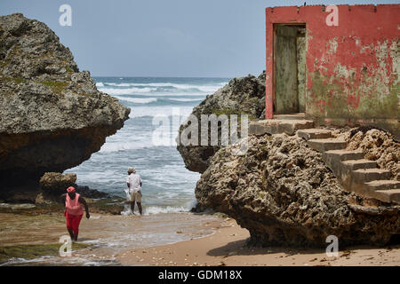 Die kleinen Antillen Barbados Pfarrkirche Sankt Michael Westindien Hauptstadt Bridgetown Barbados goldenen Sandstrand mit großen Stein ro Stockfoto