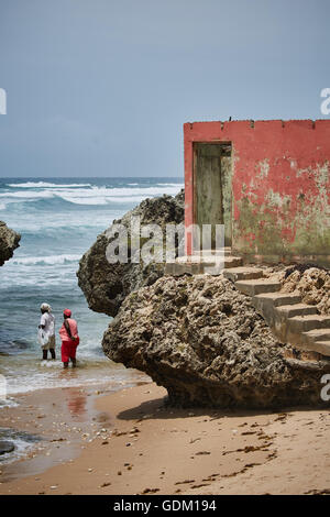 Die kleinen Antillen Barbados Pfarrkirche Sankt Michael Westindien Hauptstadt Bridgetown Barbados goldenen Sandstrand mit großen Stein ro Stockfoto