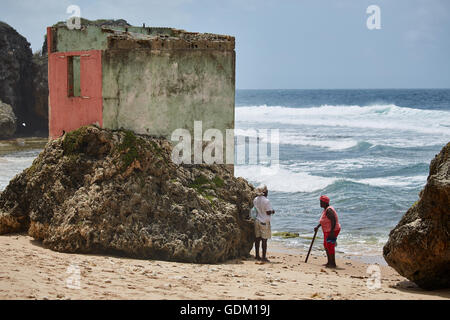 Die kleinen Antillen Barbados Pfarrkirche Sankt Michael Westindien Hauptstadt Bridgetown Barbados goldenen Sandstrand mit großen Stein ro Stockfoto