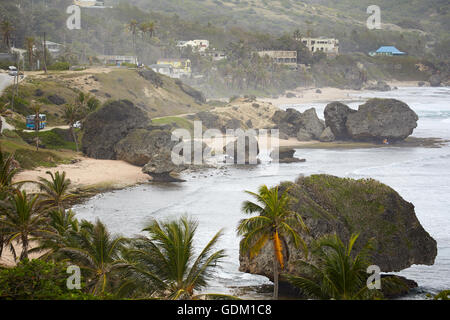 Die kleinen Antillen Barbados Pfarrkirche Sankt Michael Westindien Hauptstadt Bridgetown Barbados goldenen Sandstrand mit großen Stein ro Stockfoto