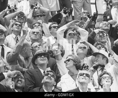 Belgiens König Baudouin und Königin Fabiola (dritte Reihe, von links Mitte) Ansicht Apollo 10 starten. Darauf ist Albert Sieport, stellvertretender Direktor des Kennedy Space Centers. Ehemaliger Vizepräsident Hubert Humphrey sieht von unten rechts. Stockfoto