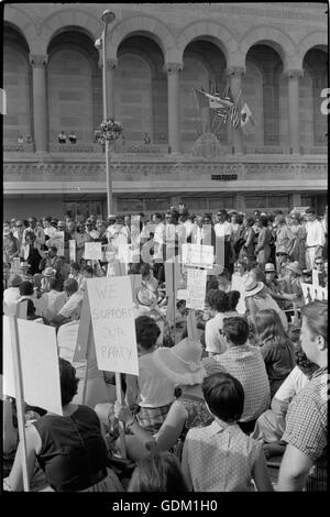 Afroamerikanische und weiße Mississippi Freiheit demokratische Partei Unterstützer außerhalb der Democratic National Convention 1964 demonstriert. Warren K. Leffler, Fotograf. Stockfoto