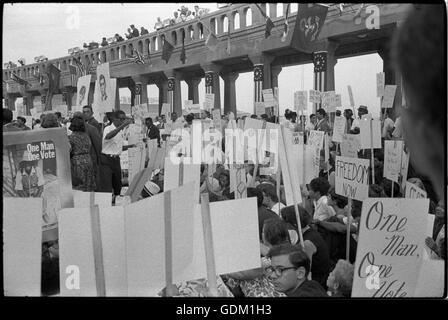 Afroamerikanische und weiße Mississippi Freiheit demokratische Partei Anhänger demonstrieren außerhalb der Democratic National Convention 1964, Atlantic City, New Jersey; Einige halten Schilder mit Porträts von erschlagenen Bürgerrechtler Andrew Goodman und Michael Schwerner.  Warren K. Leffler, Fotograf. Stockfoto