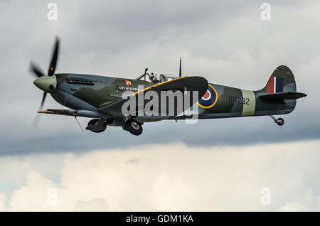 Supermarine Spitfire Mark IX RR232 "Stadt von Exeter" zieht auf der Farnborough Airshow 2016 anzeigen Stockfoto