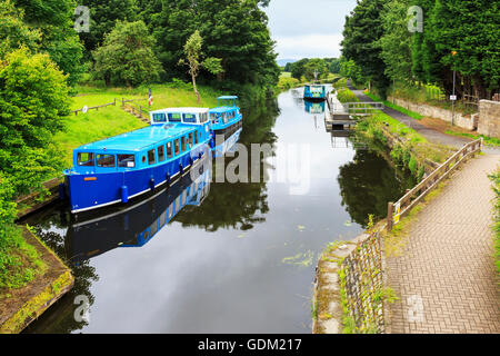 Lastkähne auf den Forth und Clyde Canal in der Nähe von Kirkintilloch, Glasgow, Schottland, UK Stockfoto